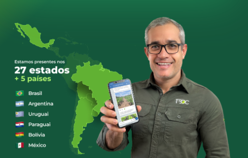 Especialista AgroConsult mostrando o aplicativo